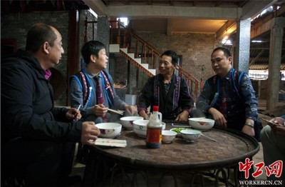 组图:诗人书法家陈廷佑老班章村采风